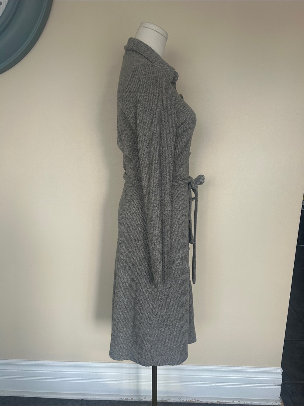 MONTEAU Los Angeles Gray Knit Button-Up Belted Midi Dress size large - Picture 6 of 9